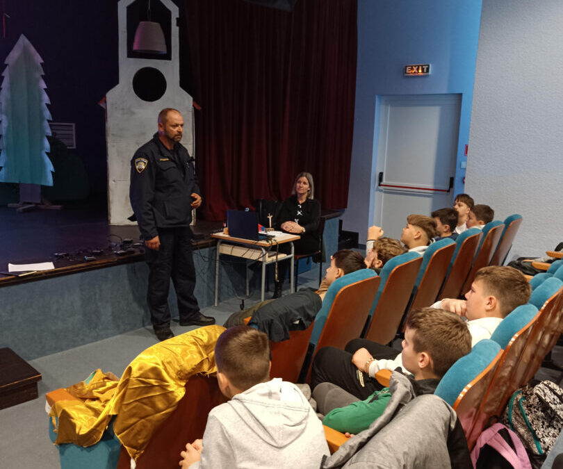 EDUKATIVNA PREDAVANJA U KATOLIČKOJ OSNOVNOJ ŠKOLI – ˝DVA KOTAČA NISU IGRAČKA˝ I ˝MIR I DOBRO“